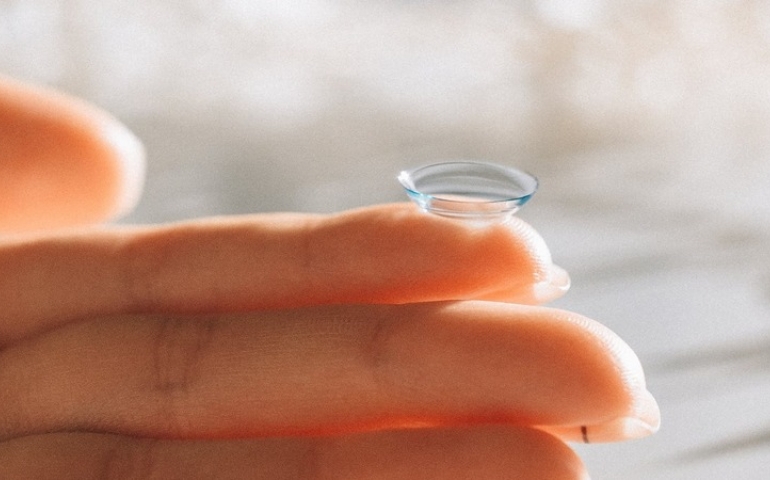 Hoe je veilig contactlenzen draagt