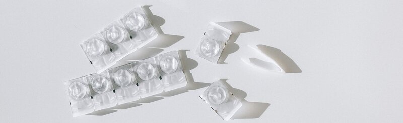 Risico's van het gebruik van oogdruppels met contactlenzen