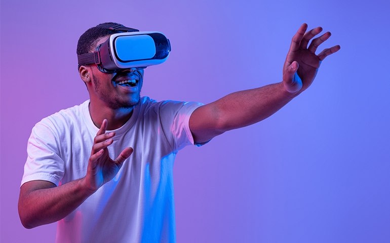 hombre con un casco de realidad virtual